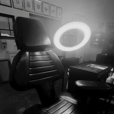 Station de tatouage équipée avec fauteuil et lampe annulaire chez Cryptid Studio à Montréal